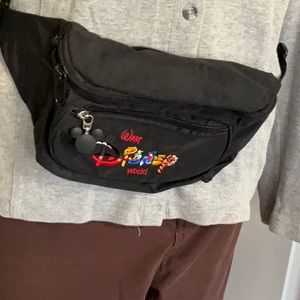 WALT DISNEY WORLD FANNY PACK IN BLACK NWOT